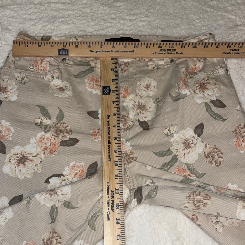 Gloria Vanderbilt Beige Floral Women's Capris. Size 14. - Picture 8 of 10